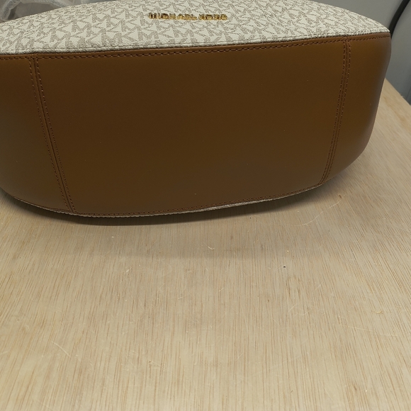 Michael Kors Brooke Lg Zip Hobo in Vanilla/Acorn - Picture 13 of 13